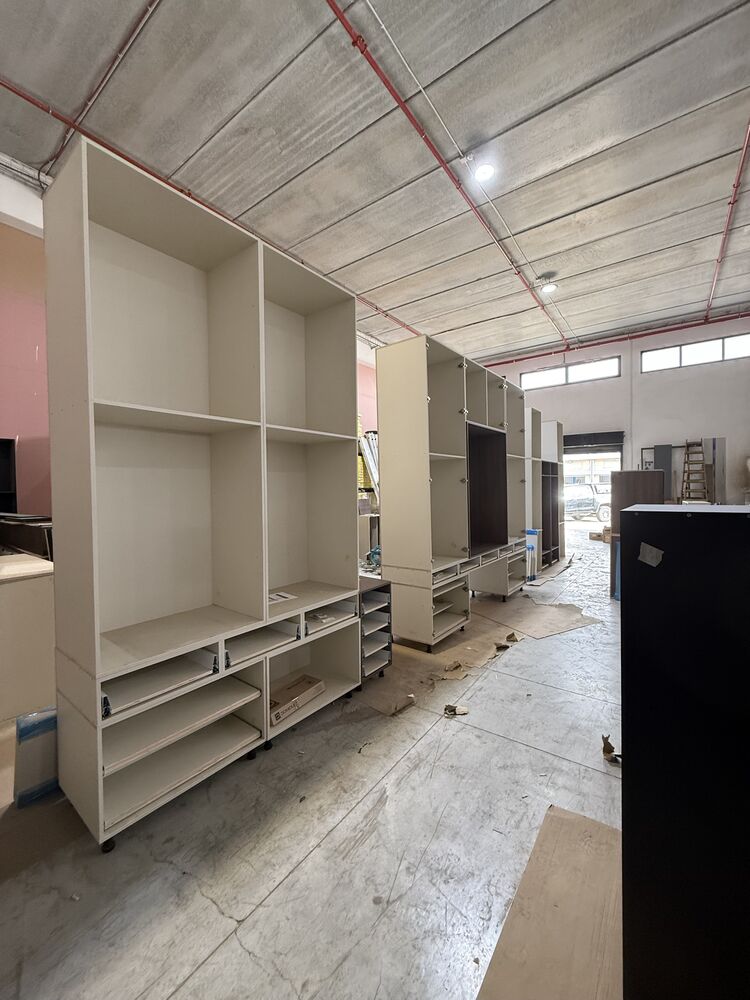 שורת יחידות מורכבות לאורך אולם הנגרייה, לקראת יציאה